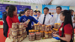 Phó Bí thư Tỉnh ủy, Chủ tịch Ủy ban MTTQ Việt Nam tỉnh Đồng Nai - Huỳnh Thị Hằng; nguyên Chủ tịch UBND tỉnh Bình Phước Trần Tuệ Hiền, cùng các đại biểu tham quan gian hàng trưng bày sản phẩm tiêu biểu của phường Đồng Xoài.