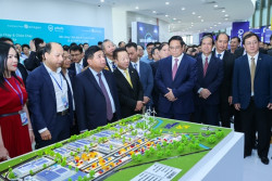 Thủ tướng Chính phủ Phạm Minh Chính và các đại biểu thăm các gian trưng bày sản phẩm ĐMST tại Ngày hội ĐMST Việt Nam năm 2024. (Ảnh: Báo điện tử Chính phủ).
