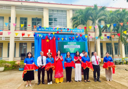 Các đại biểu cắt băng khánh thành công trình Hệ thống nước sạch.