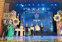 Nhóm tác giả của tỉnh Đồng Nai nhận Giải Ba Giải thưởng Khoa học công nghệ Việt Nam tại Hà Nội. Ảnh tư liệu của LHH Đồng Nai.