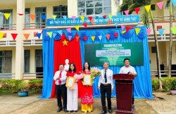 Đại diện lãnh đạo Liên hiệp hội tặng hoa và thư cảm ơn cho đơn vị tài trợ tại Lễ khánh thành công trình Hệ thống cung cấp nước uống trực tiếp sử dụng công nghệ RO kết hợp với điện mặt trời tại xã Tân Hưng, tỉnh Đồng Nai.