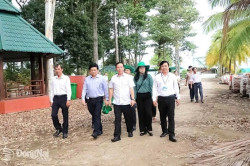 Đồng chí Nguyễn Văn Út - Phó Bí thư Tỉnh ủy, Chủ tịch UBND tỉnh cùng đoàn công tác khảo sát thực tế tại một số đảo trên hồ Trị An. Ảnh: Báo và Phát thanh, Truyền hình Đồng Nai