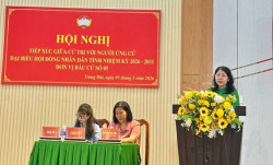Đồng chí Hoàng Thị Bích Hằng - Bí thư chi bộ, Chủ tịch Liên hiệp các Hội Khoa học và Kỹ thuật tỉnh Đồng Nai trả lời ý kiến cử tri