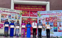 Đồng chí Nguyễn Thị Hồng Trang, Tỉnh ủy viên, Phó Trưởng ban Thường trực Ban Tuyên giáo và Dân vận Tỉnh ủy trao giải thưởng Bản tin Xuân Bính Ngọ 2026 cho các đơn vị đạt giải.