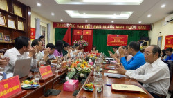 Đồng chí Huỳnh Thị Hằng - Phó Bí thư Thành ủy, Chủ tịch Ủy ban MTTQ Việt Nam  thành phố chủ trì hội nghị