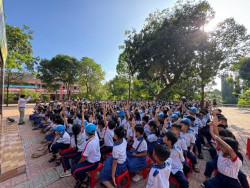 Học sinh Trường Tiểu học Tân Đồng sôi nổi trao đổi, trả lời các tình huống do báo cáo viên đặt ra trong chương trình