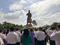 Đại biểu tham dự dâng hương