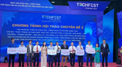 Trung tâm Internet Việt Nam (VNNIC) trao tặng 36.000 tên miền “.vn” cho các đơn vị. Đại diện lãnh đạo Liên hiệp hội ông Đào Đức Trình - Phó Chủ tịch Liên hiệp hội (thứ 4 từ phải qua) nhận bảng tượng trưng 5.000 tên miền “.vn”.