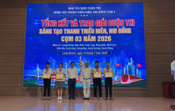Ông Nguyễn Văn Nhãn - Phó Chủ tịch Liên hiệp hội và ông Trần Thành Huy - Phó Trưởng phòng VH-XH Phường Long Khánh trao giải Nhất cho các thí sinh.