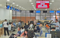Người dân thực hiện các thủ tục hảnh chính trực tuyến