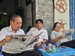 Ông Nguyễn Văn Ba, phường Trấn Biên vẫn duy trì thói quen đọc sách, báo mỗi ngày.
