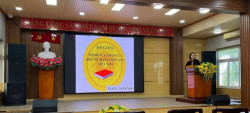 Tiến sĩ Vũ Thị Nghĩa, Phó Hiệu trưởng Trường Chính trị tỉnh Đồng Nai, báo cáo viên tại lớp học