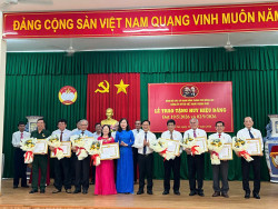 Đảng viên Chi bộ Liên hiệp các Hội Khoa học và Kỹ thuật nhận...
