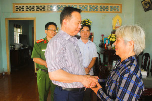 Đồng chí Nông Thanh Tuấn-Bí thư Đảng ủy, Chủ tịch HĐND phường Hàng Gòn thăm hỏi gia đình chính sách