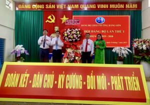 Đồng chí Đỗ Chánh Quang-Phó Bí thư Thường trực Đảng ủy phường Hàng Gòn tặng hoa chúc mừng Đại hội.