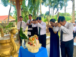 Phường Hàng Gòn tổ chức dâng hương tại Nhà bia tưởng niệm Liệt sĩ