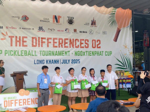 Tặng quà cho học sinh giỏi có hoàn cảnh khó khăn trên địa bàn phường Hàng Gòn