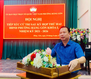 Đồng chí Nông Thanh Tuấn-Bí thư Đảng ủy, Chủ tịch HĐND phường phát biểu tại buổi tiếp xúc cử tri