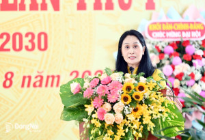 Ủy viên Ban Thường vụ Tỉnh ủy, Bí thư Đảng ủy, Chủ tịch HĐND phường Long Khánh Đặng Minh Nguyệt phát biểu chỉ đạo tại đại hội. Ảnh: Hoàng Vũ