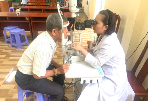 Khám mắt, cấp phát thuốc miễn phí cho người dân trên địa bàn phường Hàng Gòn