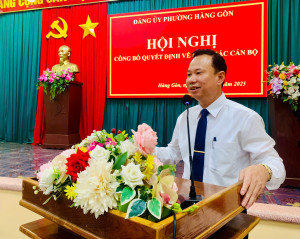 Đồng chí Nông Thanh Tuấn-Bí thư Đảng ủy, Chủ tịch HĐND phường phát biểu tại hội công bố quyết định về công tác cán bộ