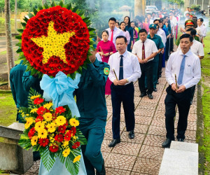 Phường Hàng Gòn tổ chức dâng hương, đặt tràng hoa tại  Nhà bia ghi tên Liệt sĩ phường