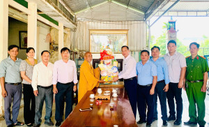 Thăm, tặng quà và chúc mừng các cơ sở tôn giáo  nhân dịp Lễ Vu Lan năm 2025