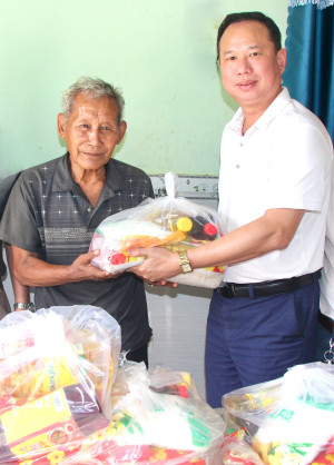 Đảng ủy phường Hàng Gòn đến thăm gia đình già làng- người đồng bào dân tộc Chơro và tặng quà cho bà con đồng bào dân tộc Chơro, khu phố Hàng Gòn.