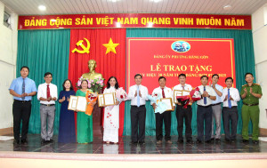 Đảng ủy phường Hàng Gòn tổ chức Lễ trao tặng Huy hiệu Đảng đợt 7/11/2025