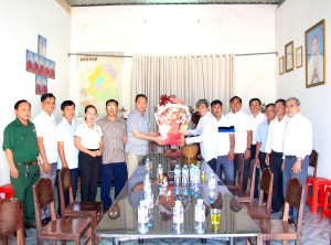 Lãnh đạo Đảng ủy- HĐND- UBND- UBMTTQ Việt Nam phường Hàng Gòn thăm, chúc mừng các Giáo xứ, cơ sở tôn giáo nhân dịp Lễ Giáng sinh năm 2025.