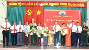 PHƯỜNG HÀNG GÒN LONG TRỌNG TỔ CHỨC LỄ TRAO TẶNG HUY HIỆU ĐẢNG ĐỢT 03/02/2026.