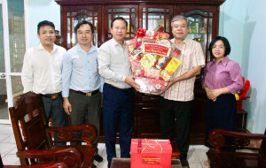 Đồng chí Nông Thanh Tuấn-Bí thư Đảng ủy, Chủ tịch HĐND phường cùng Đoàn thăm và tặng quà các đồng chí Nguyên là lãnh đạo phường qua các thời kỳ trên địa bàn phường.