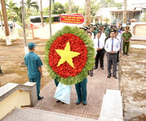 LỄ VIẾNG NHÀ BIA LIỆT SĨ NHÂN DỊP HỘI TRẠI TÒNG QUÂN NĂM...
