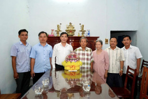 Đồng chí Đỗ Chánh Quang-Phó Bí thư Thường trực Đảng ủy cùng thành viên đoàn thăm, tặng quà cho Người có công dịp lễ 30/4