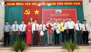ĐẢNG ỦY PHƯỜNG HÀNG GÒN LONG TRỌNG TỔ CHỨC LỄ TRAO TẶNG HUY...