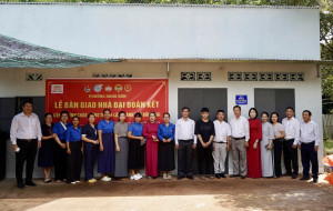 Lãnh đạo Đảng ủy-HĐND-UBND-UBMTQ Việt Nam phường Hàng Gòn cùng đại diện Công ty TNHH Tương Việt Hoa Sen trao nhà cho hộ ông Lê Hoàng Long- khu phố Cẩm Tân