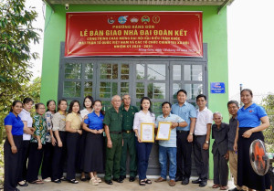 LỄ BÀN GIAO NHÀ ĐẠI ĐOÀN KẾT CHO HỘ KHÓ KHĂN TẠI KHU PHỐ CẨM TÂN.