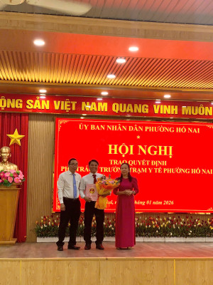 Trao Quyết Định về việc tiếp nhận và bố trí công tác đối với viên chức Trạm Y tế phường cho ông Hà Ngọc Hoàng - Phó Trưởng Trạm Y tế phường Hố Nai
