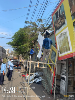 UBND phường Hố Nai ra quân xử lý lấn chiếm hành lang đường điểu xiển.