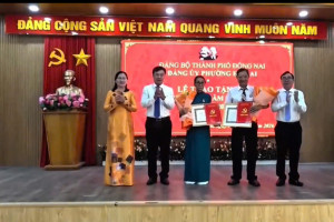 Ảnh trao Huy hiệu Đảng