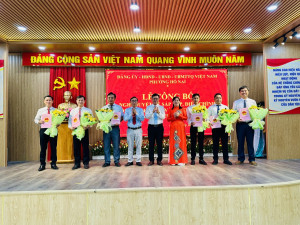 Hình 1 Lãnh đạo phường Hố Nai trao quyết định chỉ định Trưởng các khu phố lâm thời