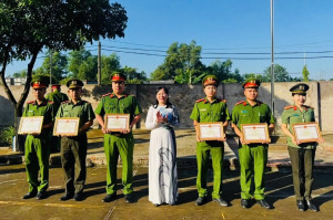 Khen thưởng các tập thể và cá nhân có thành tích xuất sắc trong công tác bảo đảm an ninh, trật tự, đấu tranh phòng, chống tội phạm và xây dựng phong trào toàn dân bảo vệ an ninh Tổ quốc