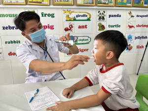 Khám sức khỏe định kỳ cho trẻ dưới 6 tuổi tại Trường mẫu giáo Hoa Hồng