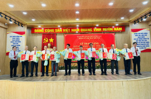 Đảng ủy phường Hố Nai tổ chức Lễ kỷ niệm 81 năm Cách mạng Tháng Tám thành công và Quốc khánh 2/9; trao tặng Huy hiệu Đảng cho các đảng viên đợt 2/9
