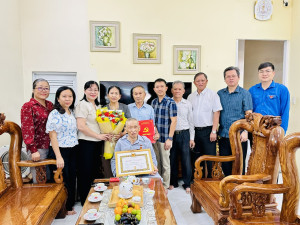 Đảng ủy phường Hố Nai trao tặng Huy hiệu Đảng cho đảng viên 65 năm và 35 năm tuổi Đảng