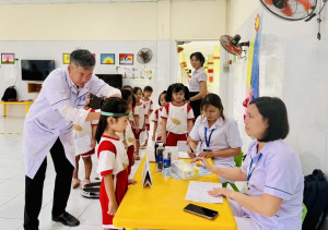 Khám sức khỏe định kỳ cho trẻ dưới 6 tuổi tại Trường mẫu giáo Đông Phương