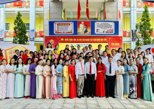 Đồng chí Nguyễn Quốc Vũ, Bí thư Đảng ủy, Chủ tịch HĐND phường Hố Nai dự khai giảng năm học mới tại Trường THCS Lê Đình Chinh