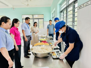 Kiểm tra an toàn thực phẩm tại bếp ăn bán trú của điểm Trường Tiểu học Trần Phú