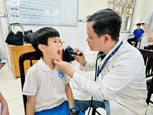 Khám sức khỏe định kỳ cho học sinh Trường Tiểu học Thánh Tâm