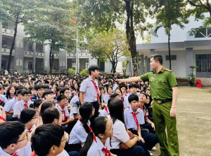 Công an phường Hố Nai tuyên truyền pháp luật, trang bị kỹ năng phòng ngừa cho hơn 1.200 học sinh tại Trường THCS Võ Trường Toản